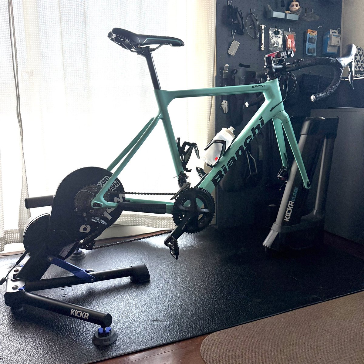 hogemoge's tweet photo. 「家でも自転車漕いでます」と言うと
←想像されるもの
　　　　　実際→ https://t.co/PLpItj1ioY