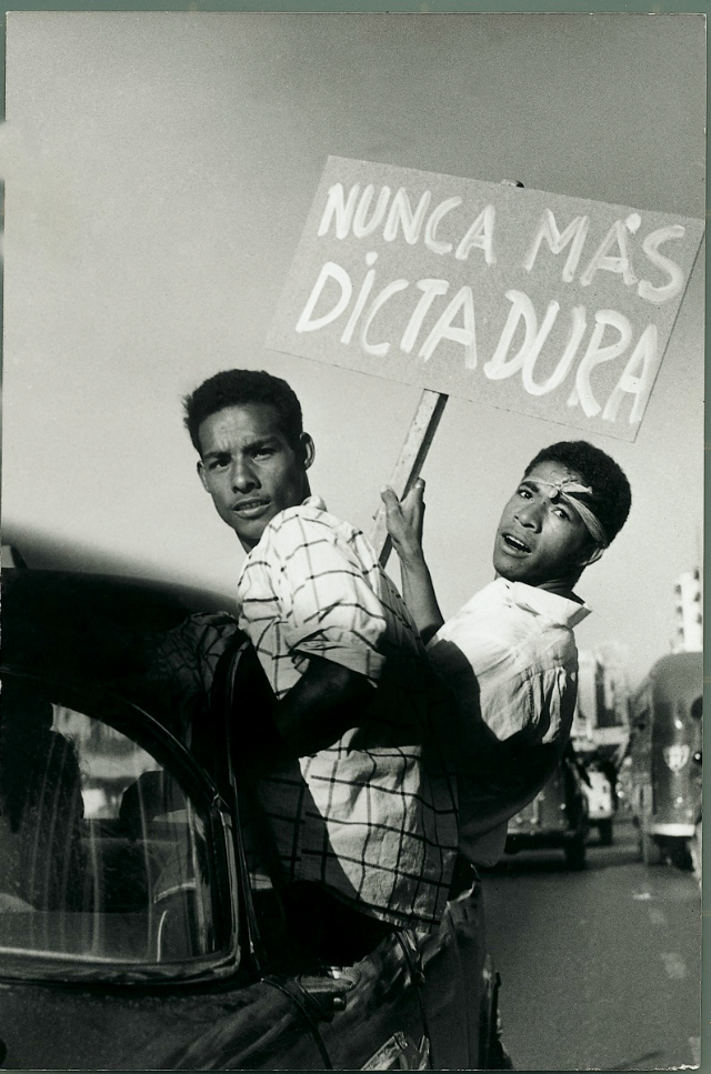 Naky's tweet photo. Burlaron el voto y las normas electorales. Se impusieron con represión. Cambiarán la Constitución y conmemoran la caída de la anterior dictadura con ejercicios militares, incluso violando las fronteras de Colombia y Brasil.

Unos genios del marketing político, eh.
#23deenero https://t.co/ECOZwviBgb
