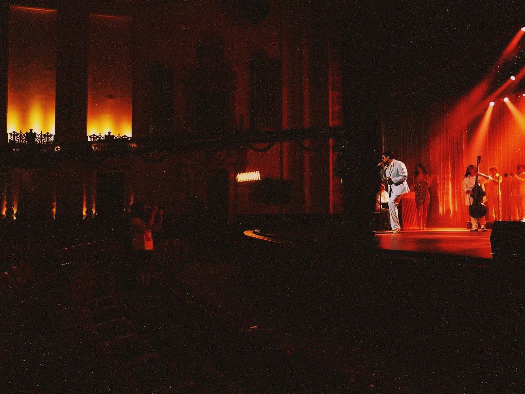 badbunnyontour's tweet photo. Baile Inolvidable - Behind The Scene. 📸✨🧡💃🏻🕺🏻 https://t.co/ivPealRUxk