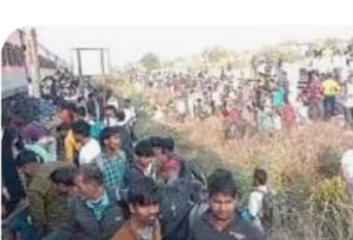 DrSeemaMalik's tweet image. Deeply saddened by tragic train accident in
Maharashtra 's Jalgaon  district . My heartfelt condolences to the families of those who lost their lives and speedy recovery to the 
Injured.
#Jalgaontraintragedy
#Pushpakexpress
⁦@PawarSpeaks⁩ 
⁦@supriya_sule⁩