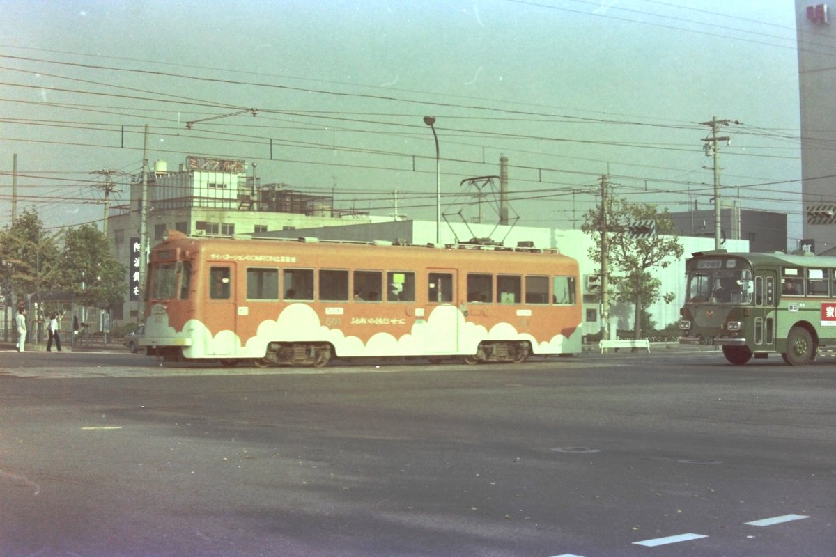 昭和55年頃の堺フェニックス通り宿院交差点を渡る阪堺電車モ501です
