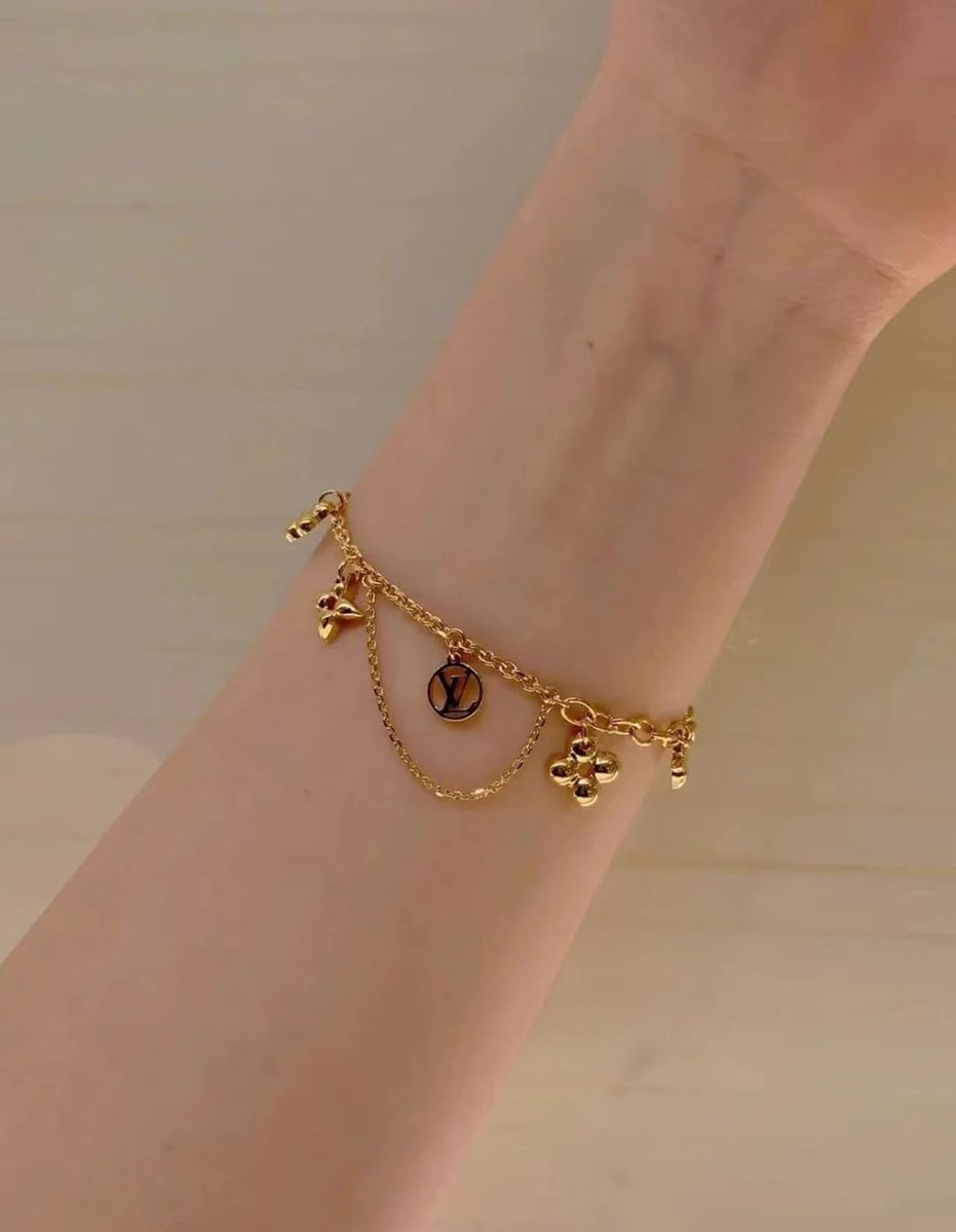 Jdsgfrfc's tweet photo. A small bracelet suits me better https://t.co/oPJghmNwc9