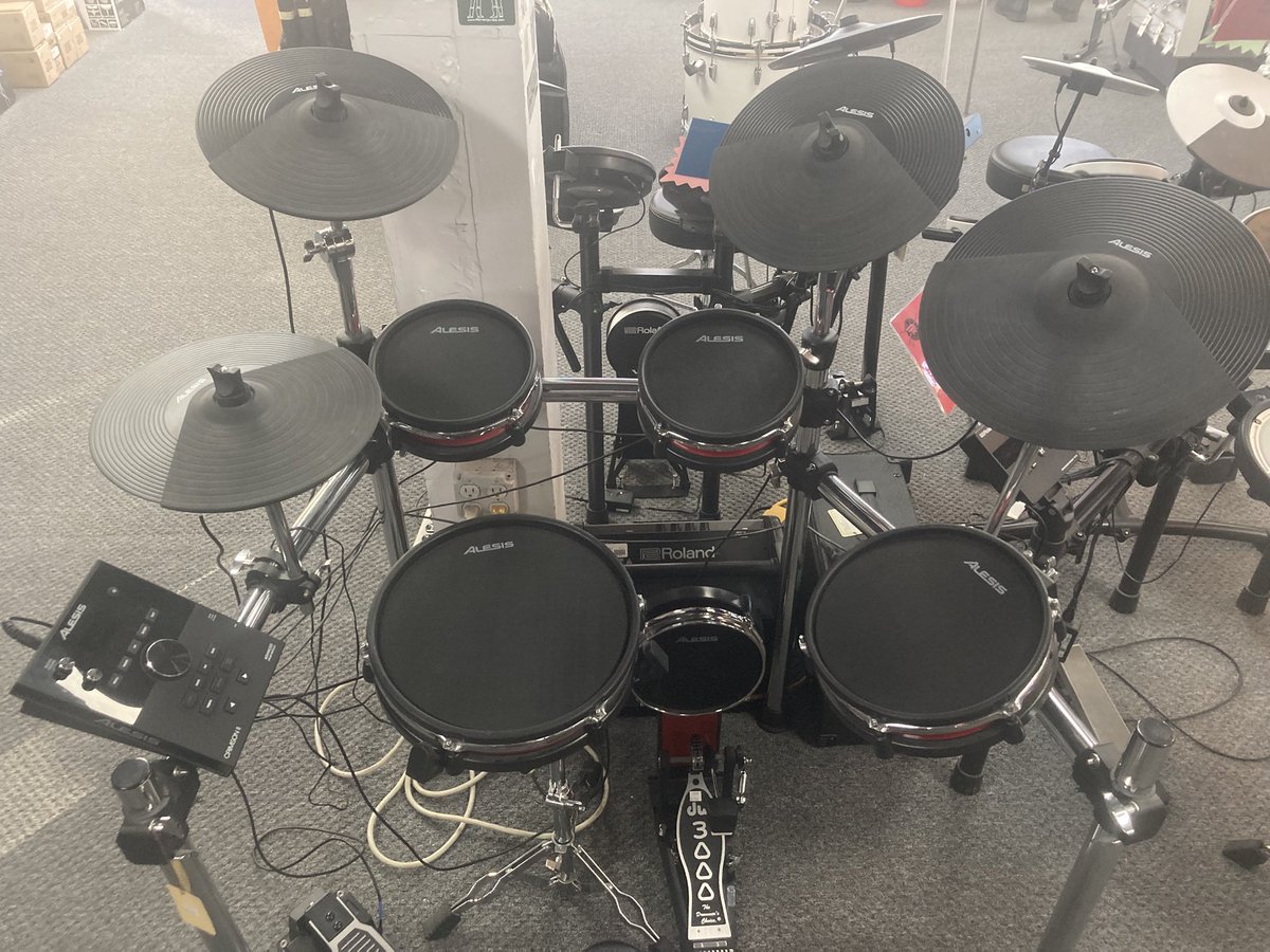 RhythmTraders's tweet image. This Just In!

A Screaming Deal on a used E-Kit!

Alesis Crimson II for just $600!

Snare stand included!