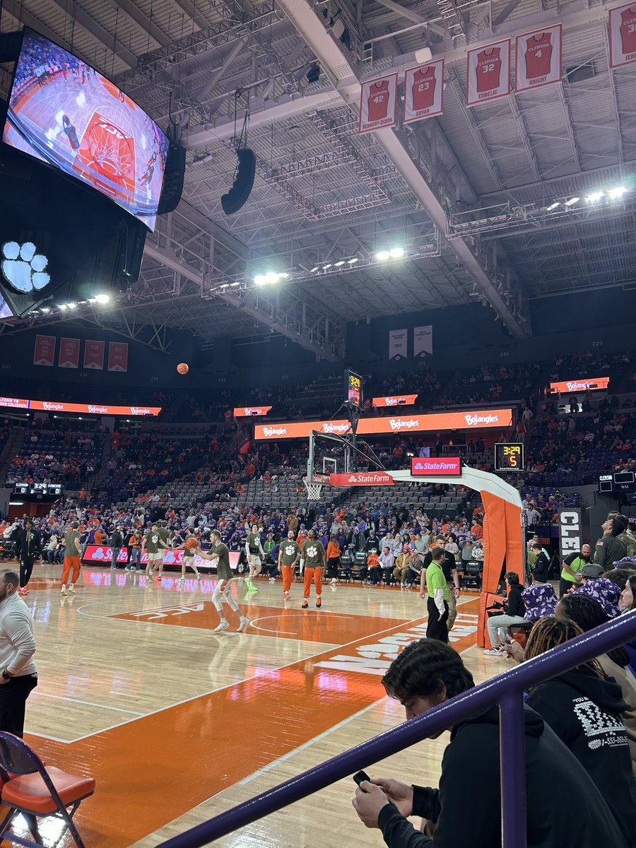 BrownellRick_32's tweet image. If you own Gray seats in Littlejohn I hate you. Place is always empty and it sucks!