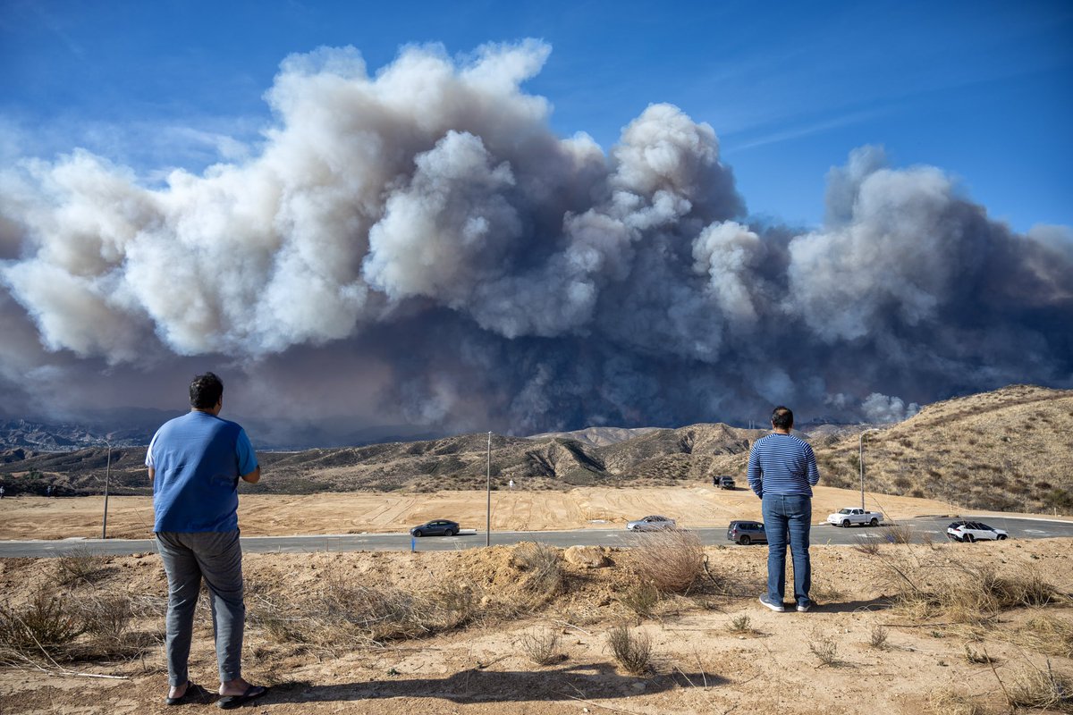 The #hughesfire burns out of control in Castaic. #fire #firefighting #castaicfire #socalfires #firefightingaircraft