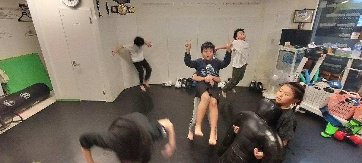 polar_gym's tweet photo. 木曜日ですよ!
11:30-13:00
18:00-19:00
👊キックボクシング👊
19:00-20:30
🥊MMA🥊
20:30-22:00
🤼寝業90分🤼
#POLARGYM #MMA
#KIDS #格闘技 #ダイエット https://t.co/4T3nMktBat