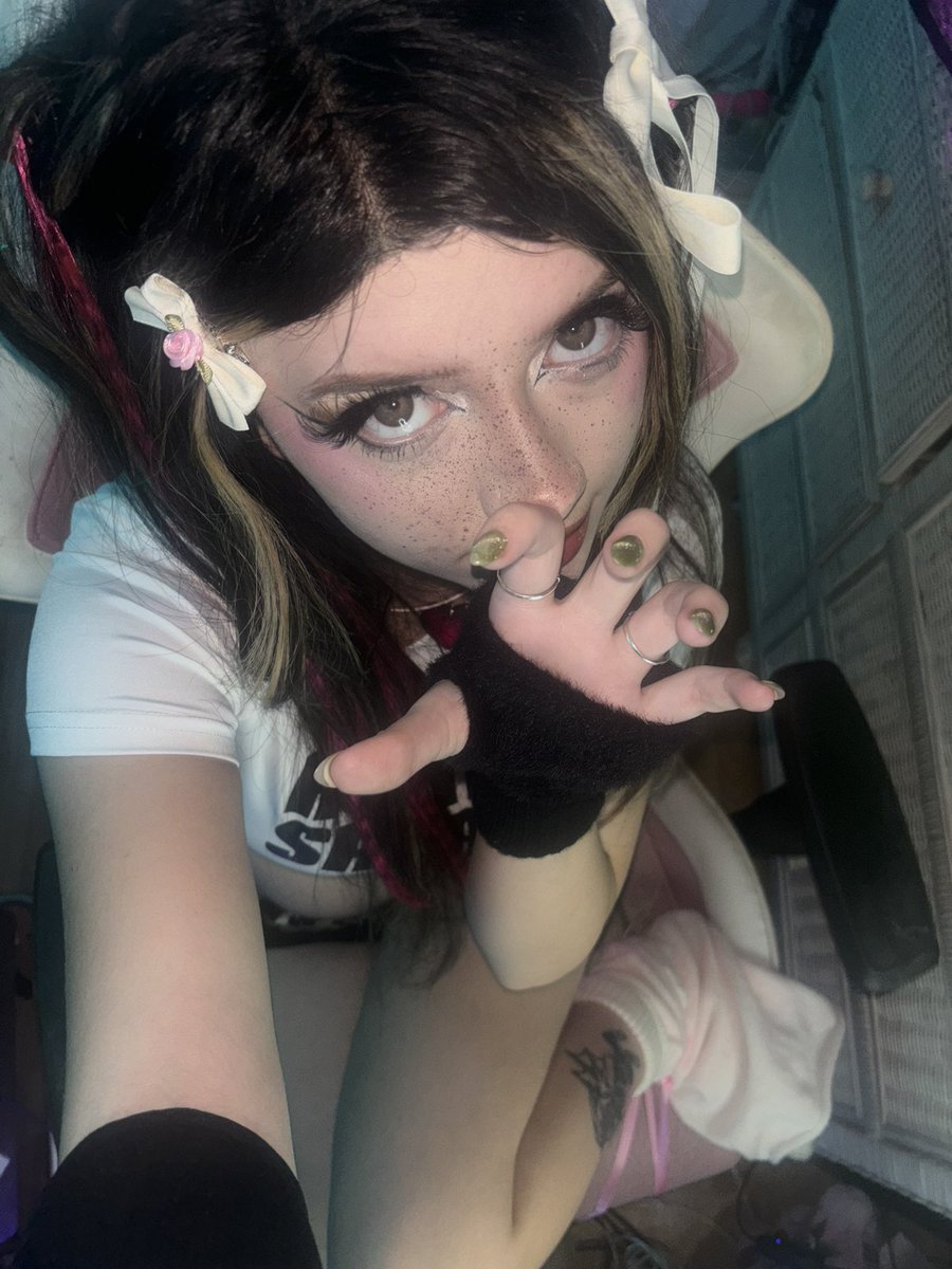 Jennajinxy's tweet photo. League of legends time https://t.co/IrF7PZhFS7 https://t.co/fkKjOK65RN