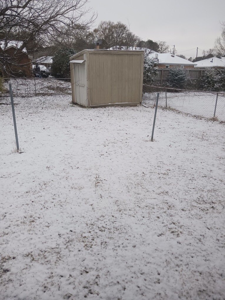 MizWaffles_'s tweet photo. At my house yesterday we got 1 inch of snow and I’m sad. I hope we get another shot of snow this year. https://t.co/12DjDHijSo