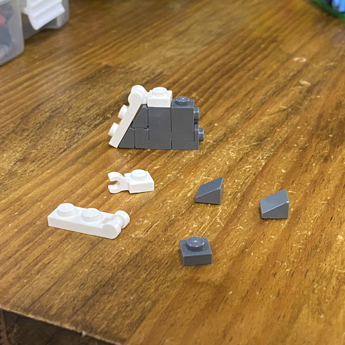 BrickDinosaurs's tweet photo. 台形を別の色で縁取る形を作りたくて考えた組み方。 #LEGOTIPS  #LEGO https://t.co/9ml5S7IGPY