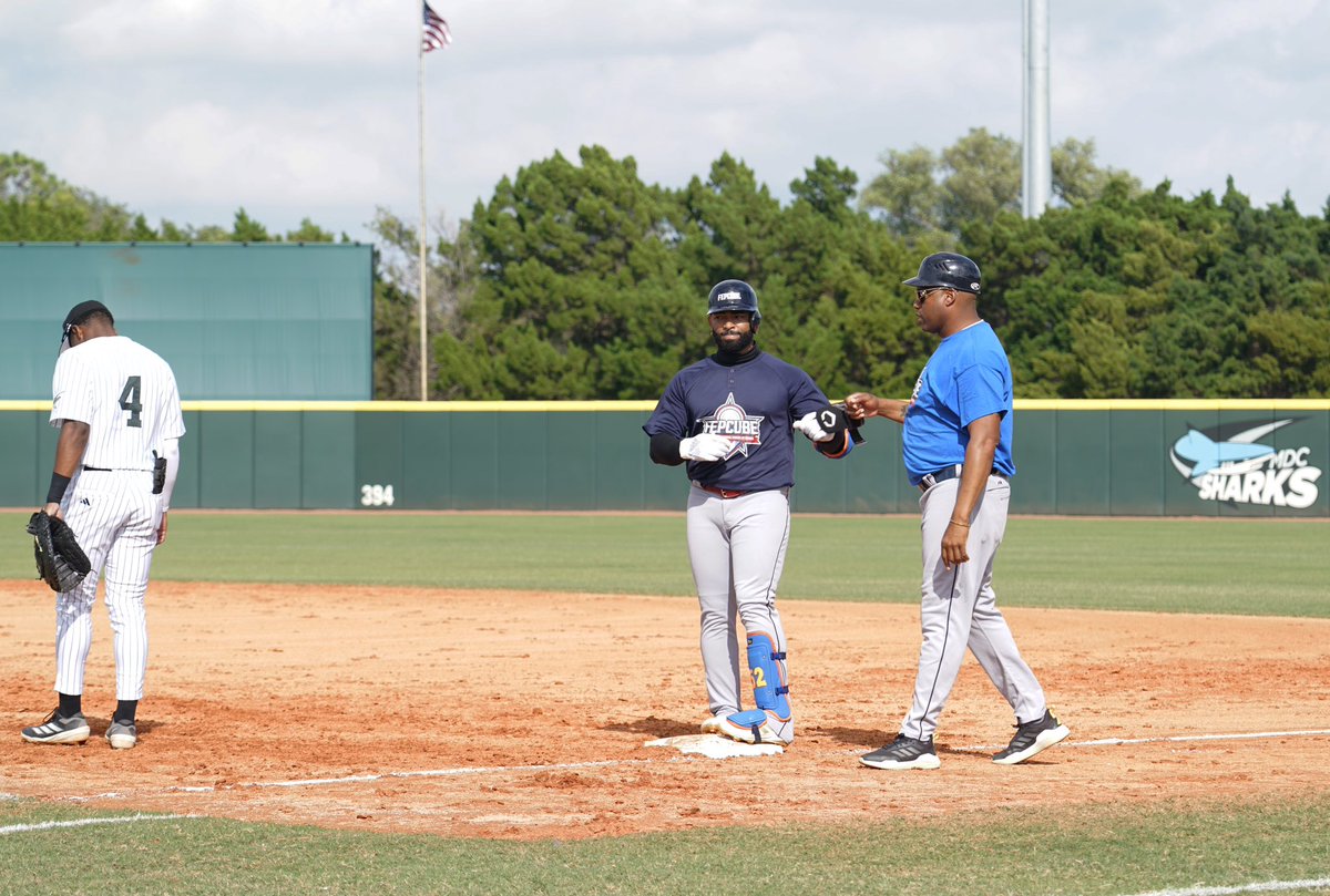 fepcube's tweet image. #familiafepcube 

Seguimos con momentos lindos vividos en el terreno.  Jorge Luis Toca, integrante del consejo ejecutivo de FEPCUBE, como coach de segunda base junto a Yoelqui Céspedes continúa destacándose por su talento y compromiso en el campo. 

#Béisbol #fepcube