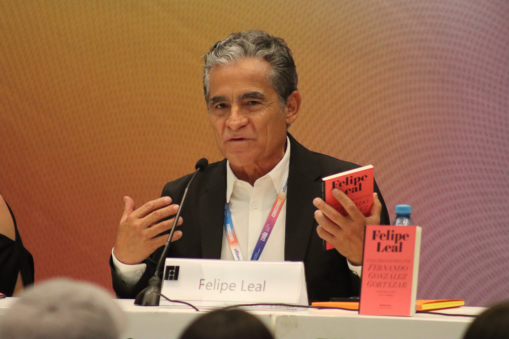 ColegioNal_mx's tweet photo. 📚 #MAÑANA se estrenan #enlínea dos actividades de la @FILGuadalajara 2024. 

💬18 h "Conversaciones con Fernando González Gortázar", de @FelipeLeal_Arq. 

🚲19 h "¿Cómo leer poesía?" y "El progreso en bicicleta", de Gabriel Zaid.

⏯️https://t.co/HfBW1alzjq

#EcosFil https://t.co/jZtYwnMGvQ