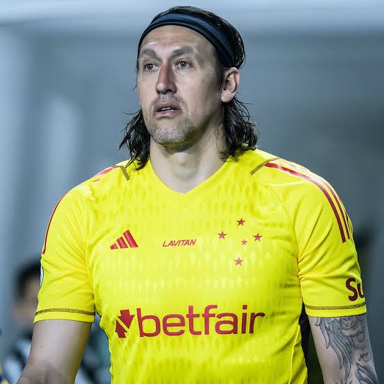 Macacocec's tweet photo. Esse camarada aqui está desde o final do ano passado jogando com o nome. Falhou na final da Sul-americana, falhou na reta final do Brasileirão e começou o ano falhando nos EUA e no Campeonato Mineiro.

Cássio ganha salário de milhão no @Cruzeiro pra não conseguir sair do chão? https://t.co/n2CUMmgbib