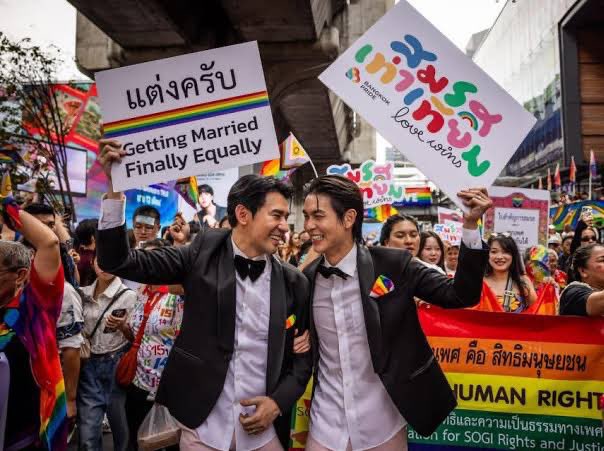 hubboyslove's tweet photo. 🏳️‍🌈 OFICIAL! O casamento entre pessoas do mesmo sexo é legalizado na Tailândia e lei entra em vigor à partir de hoje.

O país se torna o primeiro no Sudeste Asiático a reconhecer a união LGBTQ+. #สมรสเท่าเทียม