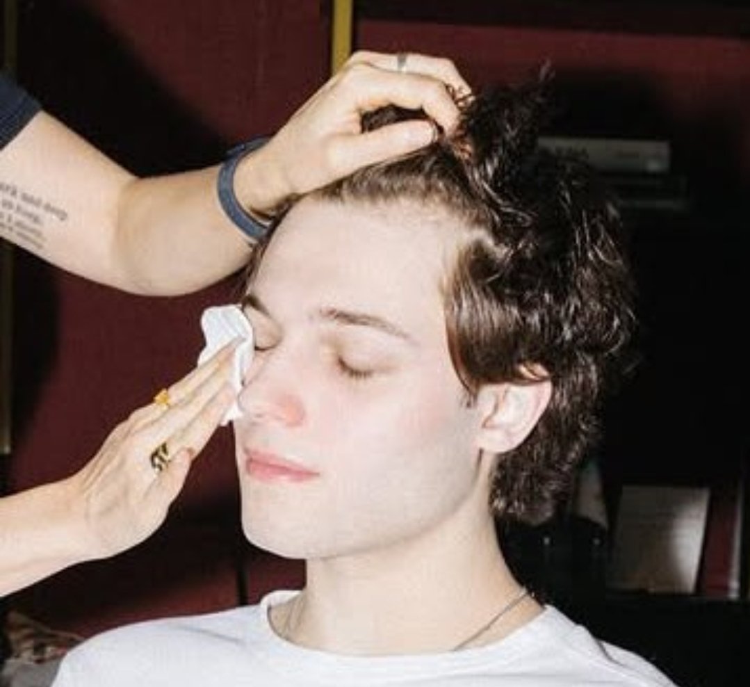 _Katie1823's tweet photo. He needs to wear his hair back wayyyyy more if he looks like THAT https://t.co/NgtysKl3Wa