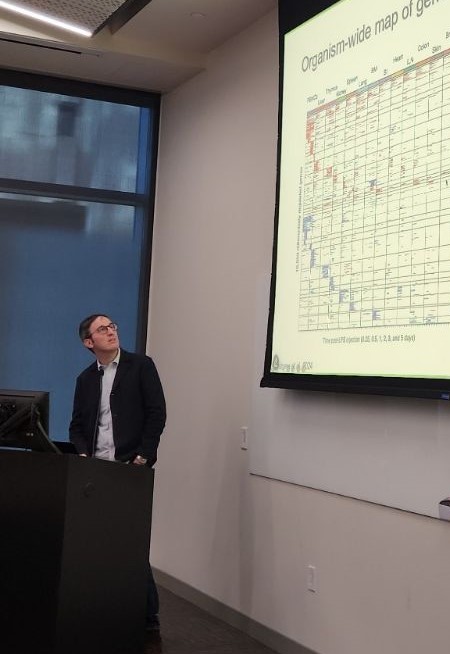 YaleCSEI's tweet image. #YaleCSEI had the pleasure of hosting Nicolas Chevrier (Assoc Prof at #UChicagoPME) today! Dr. Chevrier presented on using his group's ArraySeq technique to conduct spatial genomic profiling on whole-murine sections. Interesting approach to analyze organism-wide cell responses!
