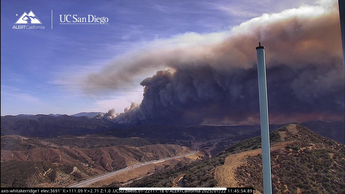 VCFD_PIO's tweet image. #VCFD is closely monitoring the #hughes fire currently burning near Lake Castaic in Los Angeles County. Smoke from the fire may be visible from locations throughout Ventura County. Residents are encouraged to download the Watch Duty app for current fire updates and information.