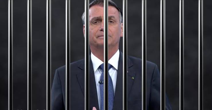 AndreJanonesMG's tweet photo. 🚨 AGORA: Bolsonaro diz em entrevista que TODO DIA acorda com a sensação de que a Polícia Federal está em sua porta, ele sabe MUITO bem que cometeu vários crimes e que vai PAGAR por eles.
Com a CPI que protocolei semana passada, descobriremos mais e mais crimes.
Tic tac ⏰🔥 https://t.co/ZuRjUC1ge8