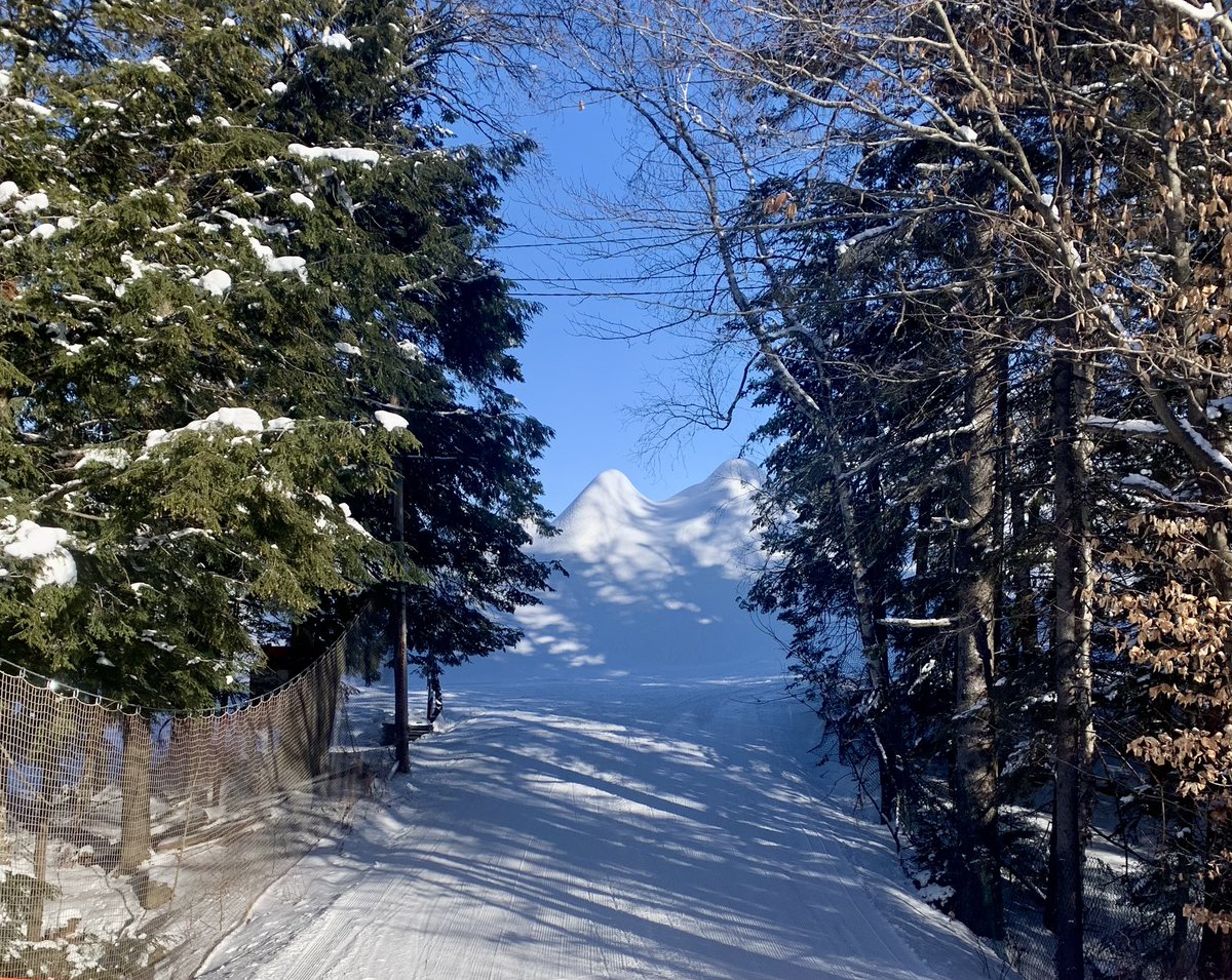 Grosse production de neige au Mont Saint-Sauveur on prépare le ski du mois d’avril #ski #saintsauveur #hiver