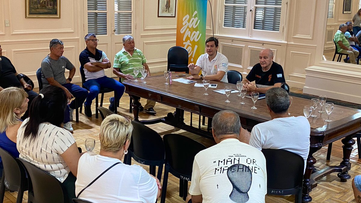 👥 El intendente <a href="/MarceloMatzkin/">Marcelo Matzkin</a> y el Sec. de Obras, Mantenimiento y Servicios Públicos Ing. Sergio Agostinelli dialogaron con vecinos del 6 de Agosto, de cara al inicio de Recomposición Estructural de Calles en el barrio.

🔗 Más info: bit.ly/3E76QAF 

#ZárateMejora ✨