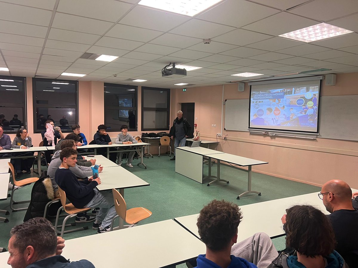 AJPHandball's tweet image. 📍 Dijon

Nouvelle réunion sur « les réalités du monde pro » assurée avec la @ffhandball 

✅ Sensibiliser les jeunes dès leur passage en pôle pour leur faire prendre conscience des obstacles tout au long du parcours et des enjeux économiques 

#Informer #Accompagner #Représenter