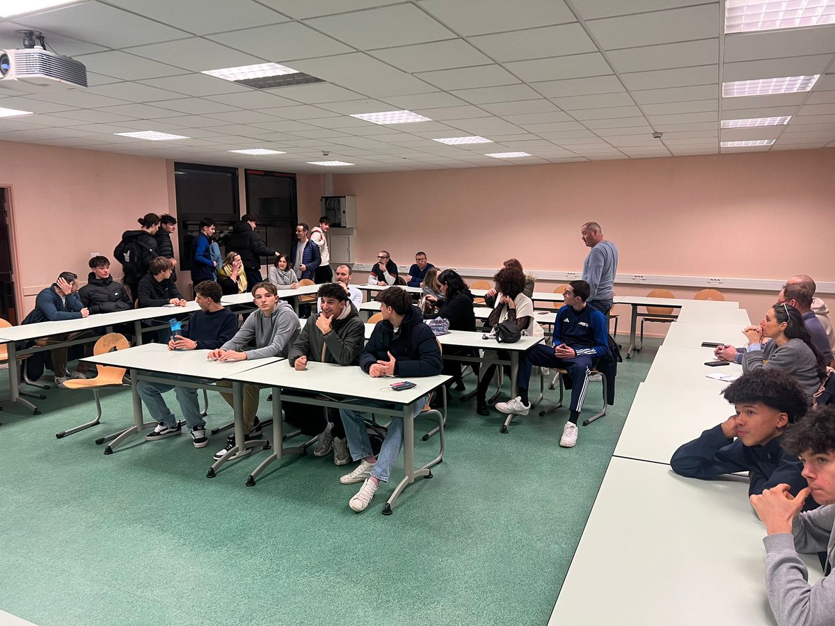 AJPHandball's tweet image. 📍 Dijon

Nouvelle réunion sur « les réalités du monde pro » assurée avec la @ffhandball 

✅ Sensibiliser les jeunes dès leur passage en pôle pour leur faire prendre conscience des obstacles tout au long du parcours et des enjeux économiques 

#Informer #Accompagner #Représenter