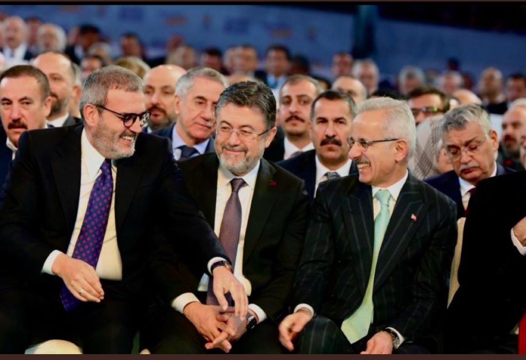 79 vatandaşı kaybettik!! Onlar kongrede şen çocuklar gibiydiler!! AKP nedir derseniz , bu fotoğraf anlatıyor
#kartalkayafacia