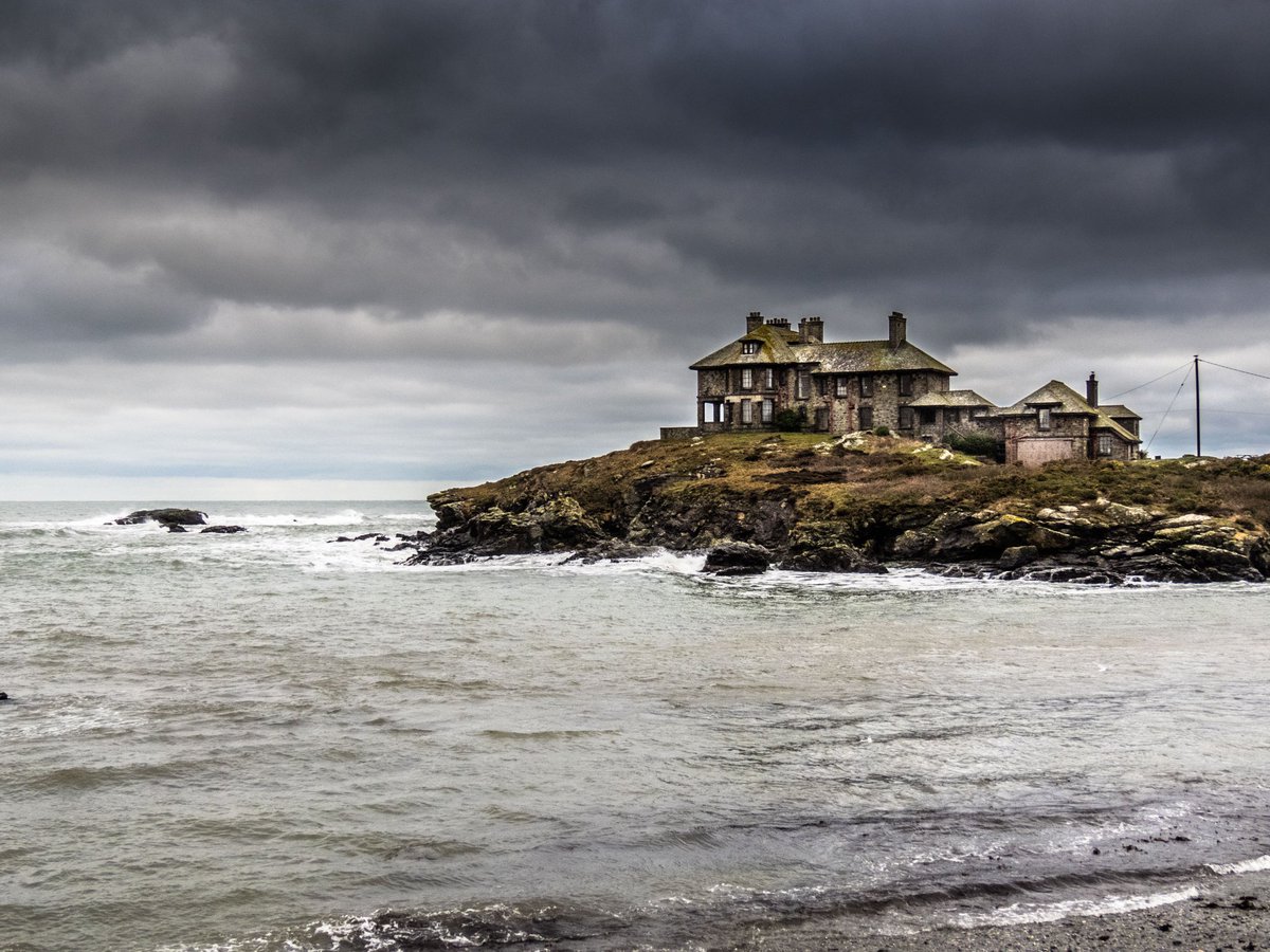 DavidAn53897256's tweet photo. @DMiller52325459 Spooky house Treaddur Bay, Anglesey, Wales https://t.co/2n9WZnGyP9