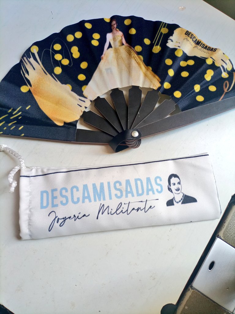 MDKporsiempre's tweet photo. Hace unos días cumplí 52 años. Las nenas querían regalarme algo, juntaron sus ahorros. El día de mí cumple las dos se reían cómplices y me contaron que en unos días llegaba algo para mí.
Llegó! Un súper abanico de descamisadasjoyeria 😍🤩✌️
No les parece bellísimo?
#EvaEterna https://t.co/vQGMfj3BKI