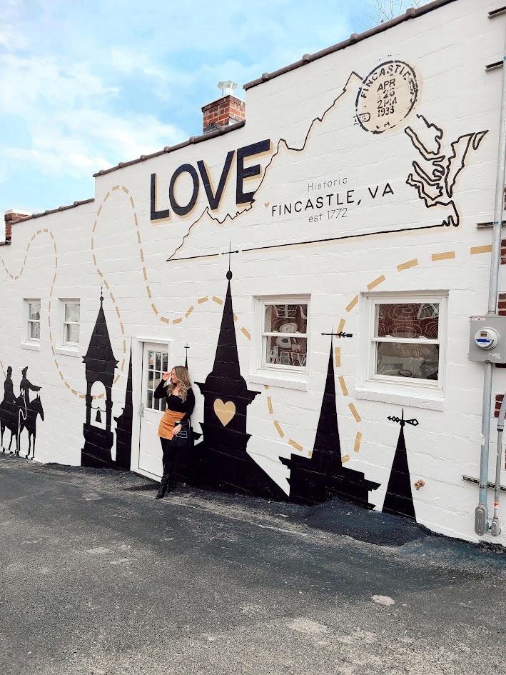 visitvbr's tweet image. Public art + LOVE? Yes, please! The month of love may be around the corner, but we ❤ these selfie-ready spots around the region year-round:
❤LOVE mural in @botetourtcounty
❤Traveling LOVE sign in @SalemVA
❤LOVE sign in @City_of_Roanoke
❤LOVE sign in @botetourtcounty