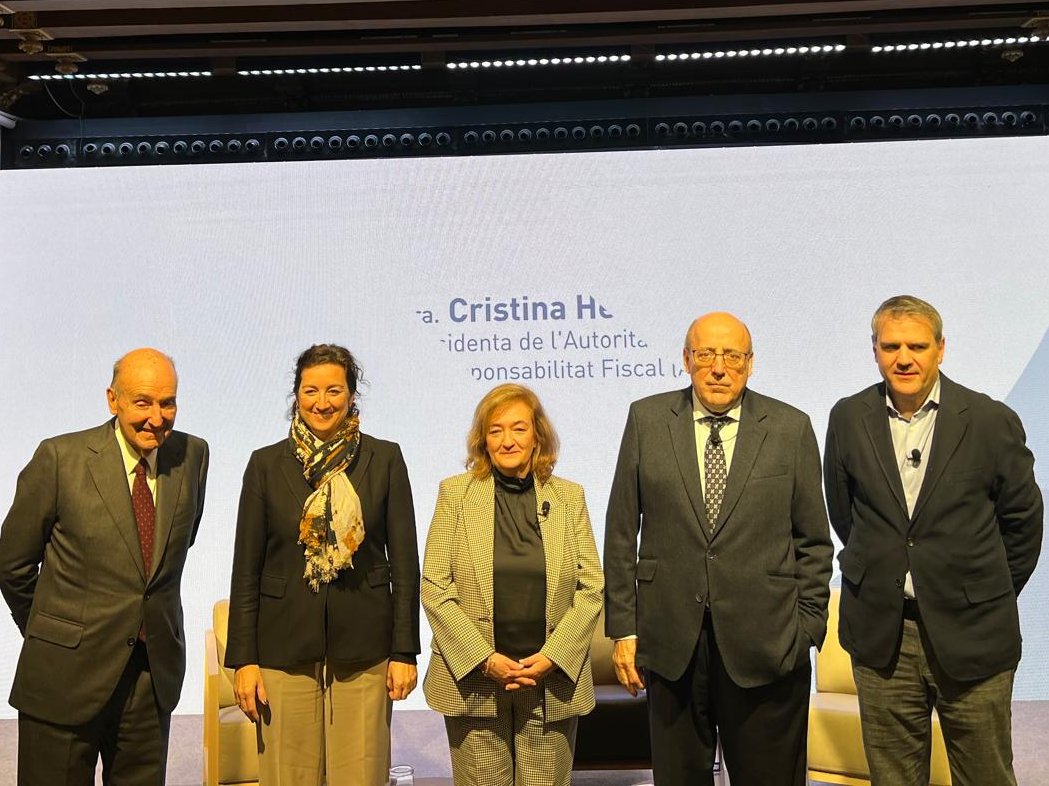 Gracias <a href="/amicspais/">Amics del País</a> y <a href="/BcnTribuna/">Barcelona Tribuna</a> por invitarme a hablar de las perspectivas económicas y fiscales que vemos en <a href="/AIReF_es/">AIReF</a>. Un placer dialogar con <a href="/eduardomagallon/">Eduardo Magallón</a> de <a href="/LaVanguardia/">La Vanguardia</a> en este acto

airef.es/es/noticias/cr…