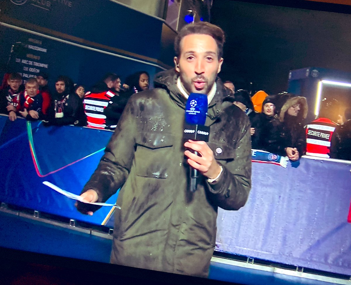 TReltone's tweet photo. Le consultant Canal+ qui danse sur le tapis rouge, sous la pluie, moi j'étais pas prêt #PSGMCI 🫣 https://t.co/KITzczC5wU
