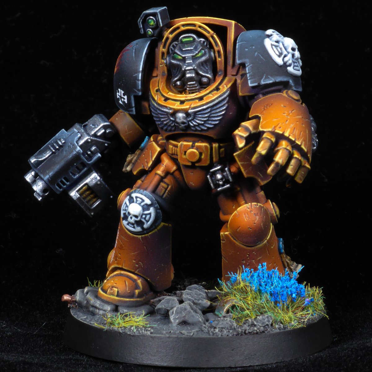 Dare I venture back here after so long away?…

I finished my first project in nearly a year. Kids do that to you. 

Sons of Prometheus - homebrew Salamanders successors. 

#WarhammerCommunity