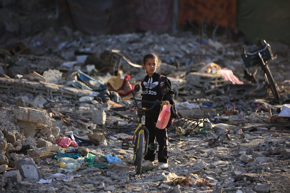 UNRWAes's tweet photo. Después de más de 470 días, la población de Gaza oye el sonido de los niños jugando en lugar de los bombardeos y los ataques aéreos. https://t.co/O3WHBPlZlu