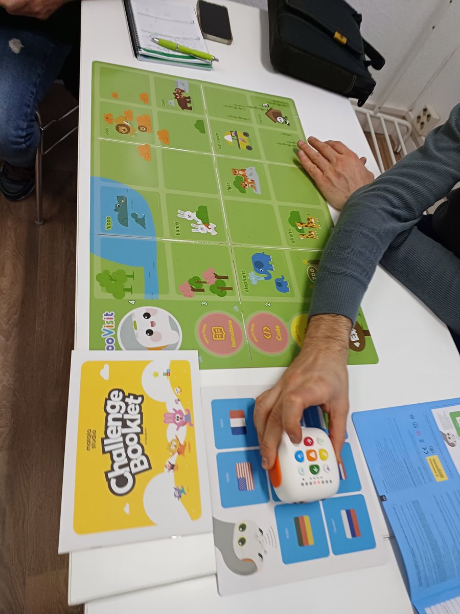 BuenoBaeza's tweet photo. Hoy en el @ctifmadrideste hemos disfrutado con  nuestro amigo Tale-Bot, explorando las infinitas posibilidades educativas que ofrece y lo divertido que es aprender con él. #IF_CMadrid #CodigoEscuela4_0_Madrid https://t.co/V0MIbbCpNY