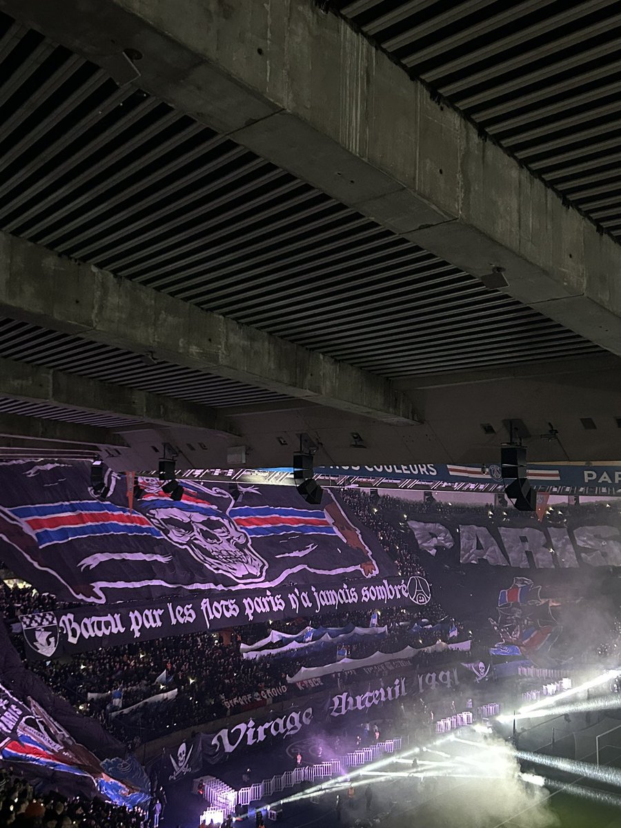 ActuFoot_'s tweet photo. Grosse ambiance au Parc pour ce choc entre le PSG et City. ❤️💙

📸 @Tanziloic https://t.co/hP2zYPpqhX