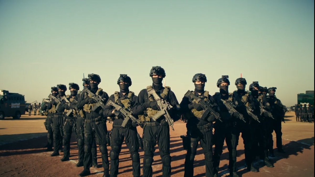 mahmouedgamal44's tweet photo. عناصر وحدة قوة تحرير الرهائن (HRF) التابعة لوزارة الداخلية المصرية خلال مشاركتهم في الاصطفاف، وتظهر تجهيزاتهم النوعية التي تشمل أجهزة الرؤية، الخوذات التكتيكية، الدروع، والتسليح الفردي من بنادق هجومية من طراز CZ Bren 2، بالإضافة إلى نظام Cornershot للإطلاق على الأهداف من خلف الزوايا.