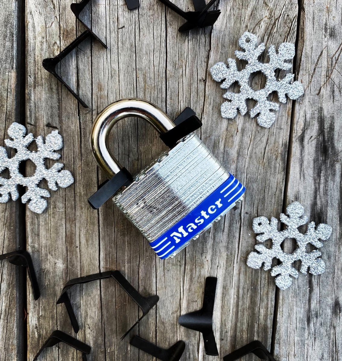 SouthOrdPicks's tweet photo. ❄️😮 HOLY. MOLY. Y’ALL. There’s SNOW on our FLORIDA BEACHES! In the spirit of this freakin’ cold weather, we’ve got some COOL🥶 lock picks for your viewing pleasure. Stay warm, Florida friends! 🌴😎 #southord #locksmithtools #lockpicks #lockpickingtools #lockpickset #padlockshims #lockpicking #locksmiths #locksport #everydaycarry #edcgear #frigid #snowinflorida #notmadeforthis #❄️🌴
