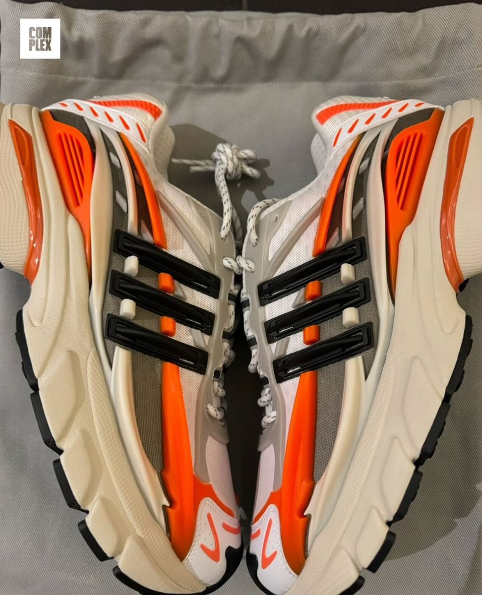 Sneakerologue's tweet photo. Premières images de la Pharrell x Adidas Jellyfish 🪼👀

Cop ou Pass ?

📸: @ComplexSneakers https://t.co/qAF4vzLX9L