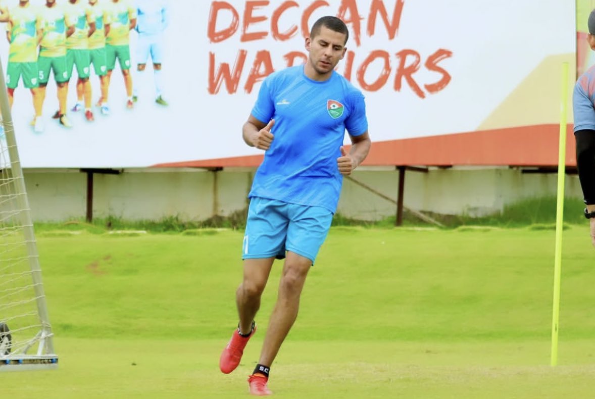 PSierraR's tweet photo. 🚨 David Castañeda (29), delantero colombiano, con paso por #AtléticoNacional y goleador en India (45 goles en 3 años), tiene ofertas para regresar a nuestro país y las está analizando 🇨🇴
👀 Llegó en 2021 al #Sreenidi, club de Hyderabad. Esta temporada va 7 tantos en 9 partidos https://t.co/C3CvzhrmBR