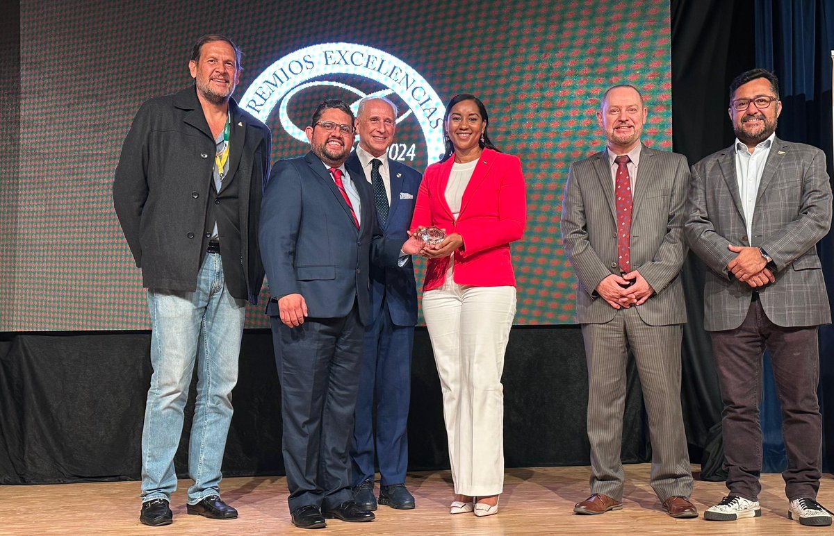 InturNicaragua's tweet photo. La compañera Anasha Campbell junto a Boris Iraheta, secretario de CATA, y otros representantes de la región, recibieron en España el Premio a la Excelencia Turística 2024 por su labor en la consolidación del multidestino a través del turismo accesible 💚

#Nicaragua https://t.co/mGHIuCjpBK