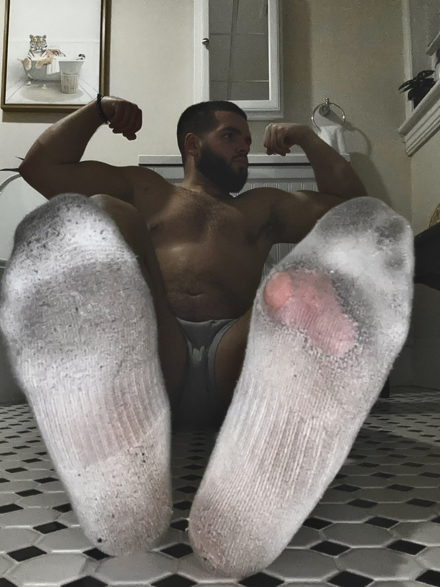 Marquezm155's tweet photo. Yall missing out on dirty socks time to bow down and spoil me 🥵🤯

#feetworship #alphamale #straightmaster #footslave #footfetish #payslave #cashfag #footfags #cashslaves #cashslaveswanted #popperpigs #humanatm #cashmaster #popperfag #poppersfag #findomdrain https://t.co/8CNqKfwEMd