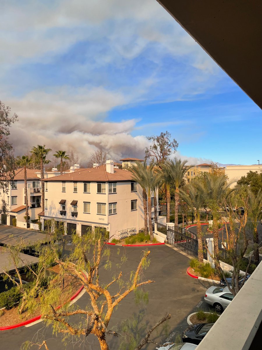 suicop's tweet photo. Hughes fire just started in Santa Clarita @spann pictures from our hotel. https://t.co/7T0vEwK9oH