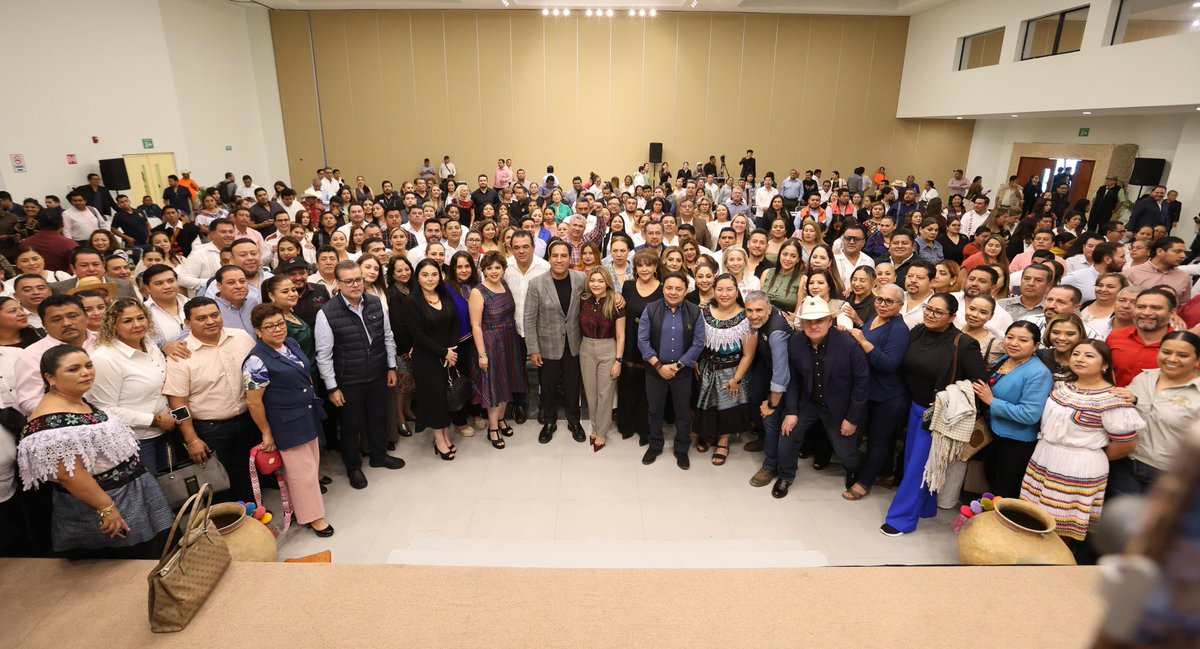 Quiero compartir con ustedes mi compromiso con la salud de nuestras niñas y niños en Chiapas. Hoy, junto a mi esposa Sofía, asistimos a la firma del Contrato de Mandato Desayunos Escolares. 
Es primordial que nuestras niñas y niños tengan acceso a alimentos nutritivos y