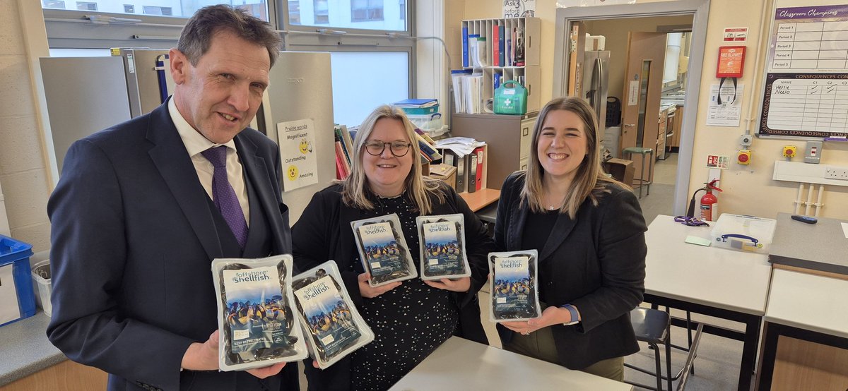 Look what arrived today <a href="/Outwood_Valley/">Outwood Academy Valley</a>, rope-grown mussels donated by <a href="/OffshoreShell/">Offshore Shellfish</a> and delivered by @DFDSGroup. We are ready for pupils to prep, cook &amp; eat- delicious #fishheroes #FoodTcentre #mightymussels #DT