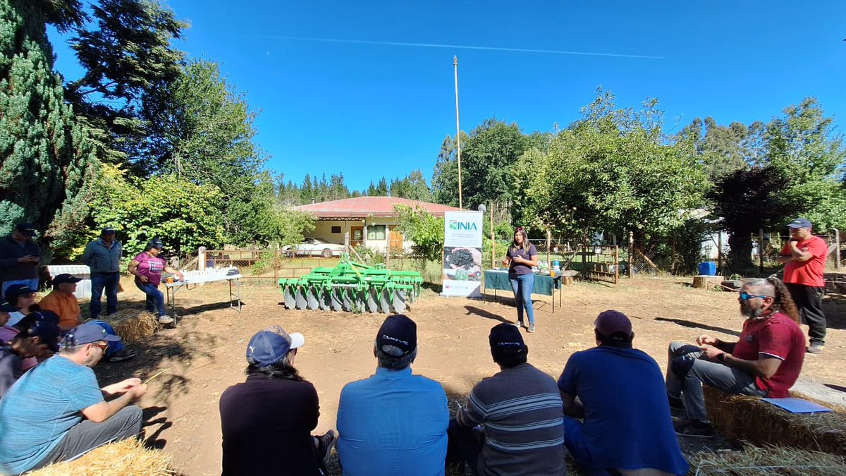 FabiolaSeplveda's tweet photo. 📢 Entrega técnica y de maquinaria 🚜 agrícola. En la comuna de #Victoria #RegiondeLaAraucania, realizamos el Taller regulación y mantención rastra incorporadora de rastrojos. 
Programa transferencia de prácticas alternativas al uso del fuego.
ENCCRV #CONAF #INIA
#YoNutroMiSuelo https://t.co/gwnbEbYBHa