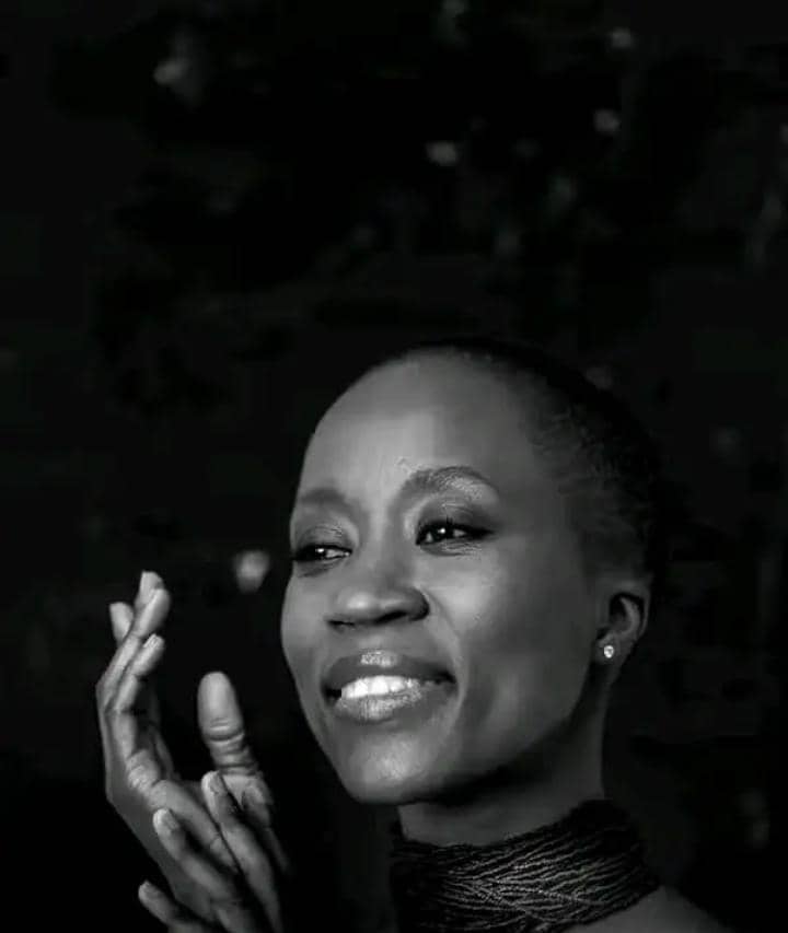 L'artiste #Rokia Traoré aprés plusieurs mois de détention, aurait  retrouvé sa liberté après une audience au tribunal correctionnel de Bruxelles.
Pour rappel Rokia Traoré avait été condamnée par défaut en octobre 2023 à deux ans de prison pour non-respect d'une décision