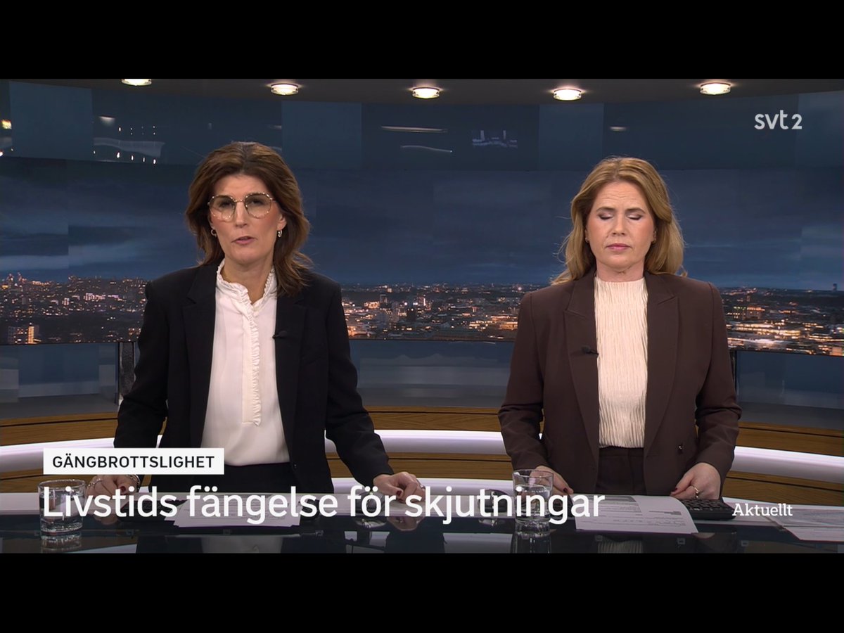 Varför framhärdar SVT i dessa förmildrande omskrivningar? ”Skjutningar”…? Det heter mord. Och  bombdåd. Och terror. Inte ”sprängningar” och ”stök”. Folk blir dumma i huvudet av sånt här. Sluta genast.