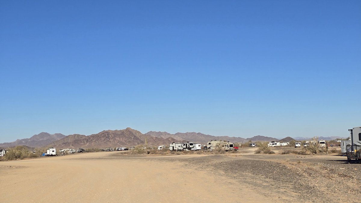 AbodeMaking's tweet image. 3 reasons to camp in Quartzite, AZ in January:
1. Sunshine
2. Great weather
3. It's CHEAP!
#RVARIZONA #RV #RVLIFE #QUARTZSITE