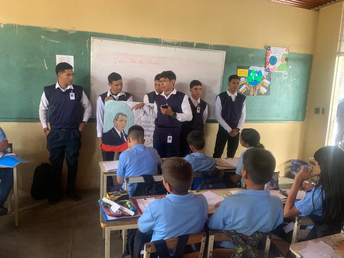 IncesBolivar2's tweet photo. Los aprendices del Inces de MIBITURVEN en Guasipati,  realizaron un conversatorio sobre la vida, obras y aportes del insigne maestro Luis Beltrán Prieto Figueroa como parte de su actividad sociocomunitaria, en el  liceo nacional "Eduardo Oxford".#AprendeLaTécnica https://t.co/CN3XQg2CqV