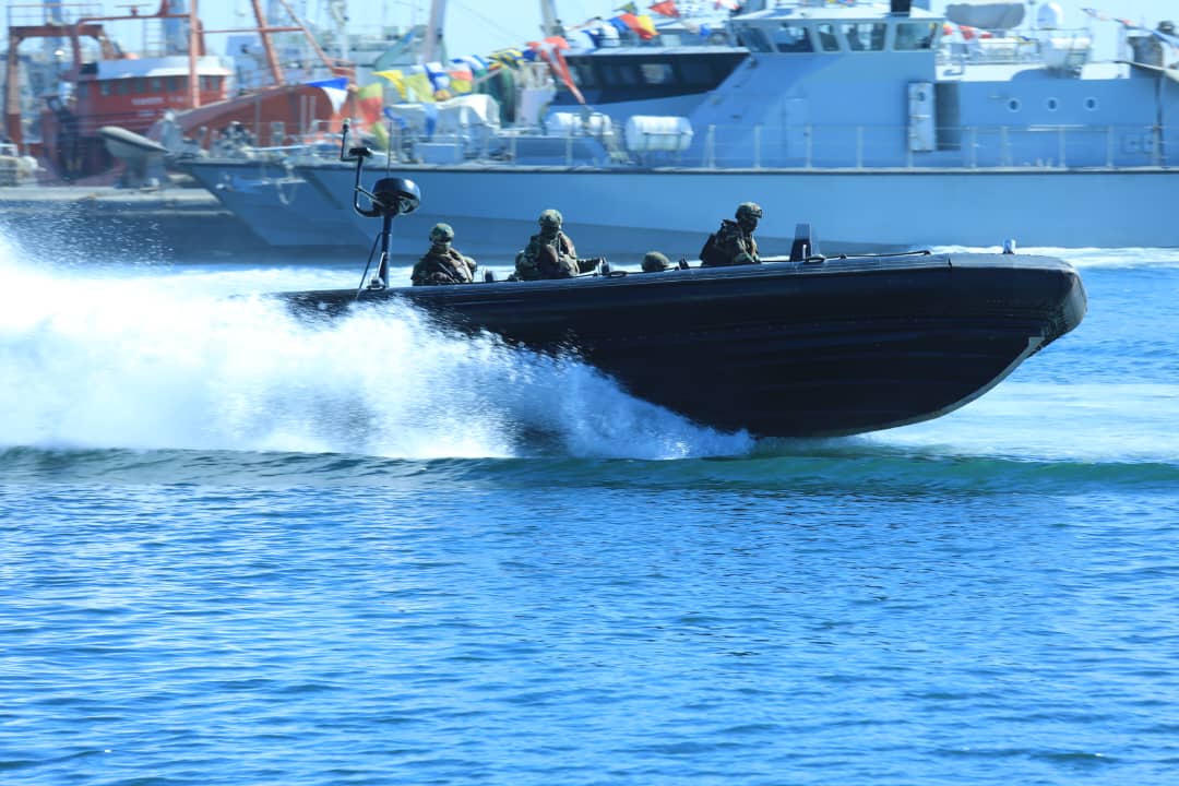 CHEFDIRPA's tweet photo. La Marine nationale célèbre son cinquantenaire : 50 ans au service de la défense nationale et de l’application des lois en mer. La cérémonie officielle s'est tenue à la base navale Amiral Faye Gassama ce matin sous la présidence du général, Chef d'état-major général des Armées. https://t.co/bT3BiV8oqm